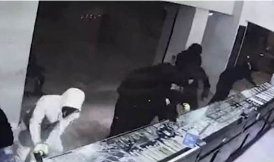 حقيقة قيام ملثمين بسرقة محل صاغة في القاهرة