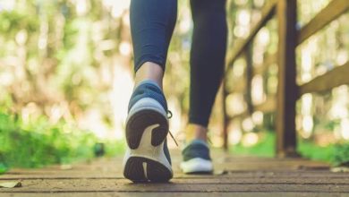 فوائد المشي بعد تناول الوجبات.. كيف يعزز صحتك بشكل مذهل؟