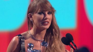 تايلور سويفت تهدي فوزها بجائزة MTV VMA Video Of The Year إلى ترافيس كيلسي وتذكر المشاهدين بالتسجيل للتصويت