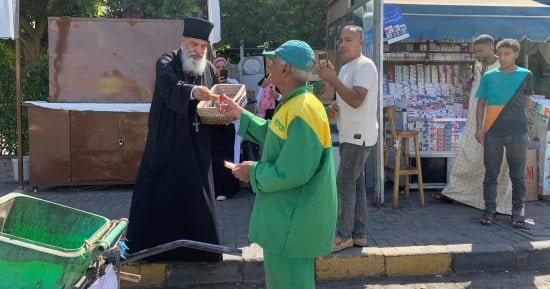 راعى كنيسة الأقباط الكاثوليك بالغردقة يوزع حلوى المولد على المواطنين.. مباشر