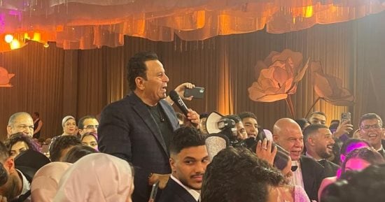 محمد فؤاد يشعل أجواء حفل زفاف ابن شقيقه عبد العزيز بعد تحسن صحة الأخير