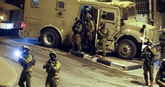 قوات الاحتلال تعتقل 24 شابًا بالضفة الغربية وتعتدى على صحفى فلسطيني