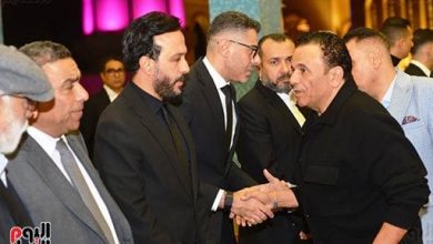 محمد فؤاد ومحمد حماقى وعصام كاريكا وريم البارودى يقدمون العزاء لأحمد عصام