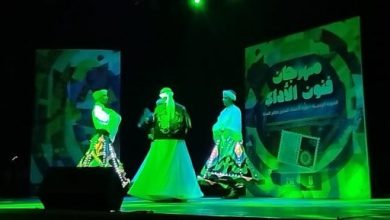 حفل افتتاح مهرجان فنون الأداء ينعى نبيل الحلفاوى.. والحضور يقفون دقيقة حداد