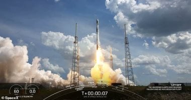 SpaceX تطلق 27 قمرًا صناعيًا من ستارلينك للإنترنت الفضائى