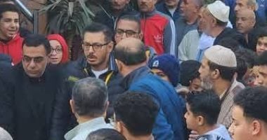 مصطفى شعبان فى جنازة شقيقه الأصغر بمسقط رأسه فى المنوفية.. صور