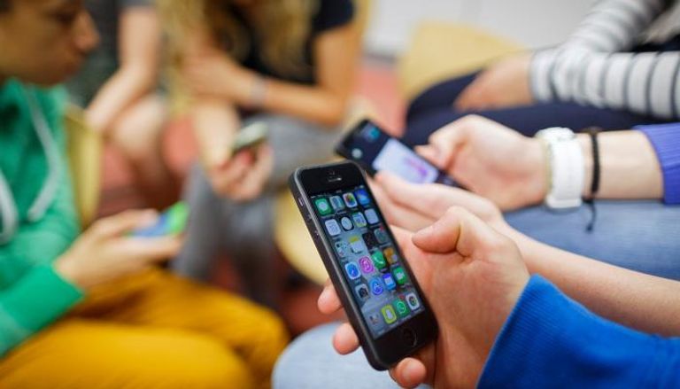 مدينة يابانية تقترح الحد من استخدام الهواتف الذكية للأطفال إلى ساعتين يوميًا لمواجهة الإدمان الرقمي