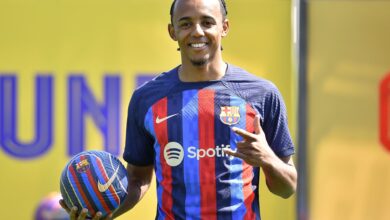 برشلونة يقترب من تمديد عقد جول كوندي حتى 2030 لتعزيز الدفاع