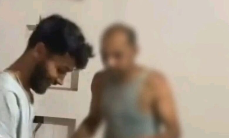البلوجر علاء الساحر.. الداخلية تكشف ملابسات فيديو صانع محتوى يعذب شخصًا بالسويس وضبط المتهمين