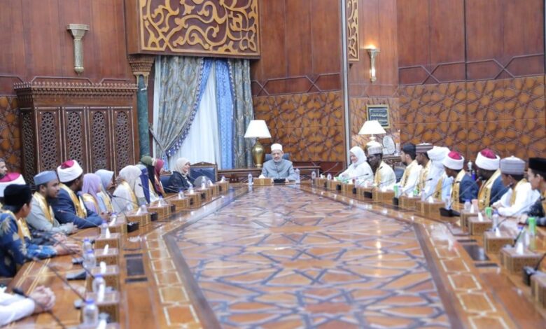 شيخ الأزهر يستقبل طلاب مدرسة الإمام الطيب لحفظ القرآن ويستذكر تجربته الشخصية في الكُتَّاب القرية شيخ الأزهر يستقبل طلاب مدرسة الإمام الطيب لحفظ القرآن ويستذكر تجربته الشخصية في الكُتَّاب القرية