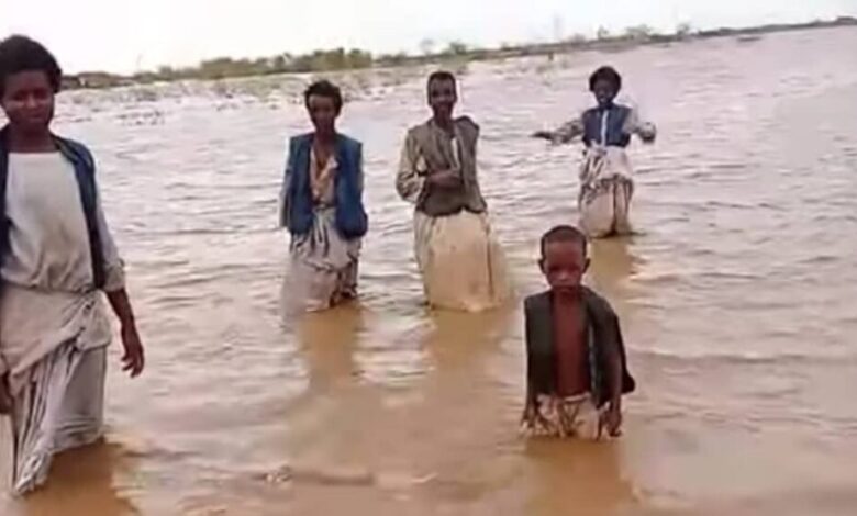 القوات الجوية السودانية تجلي مواطنين حاصرتهم مياه فيضان نهر القاش بولاية كسلا