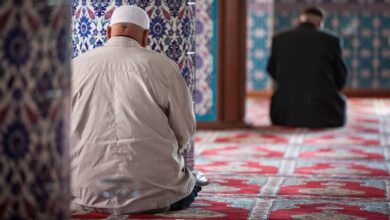 الإفتاء توضح حكم الصلاة في المسجد