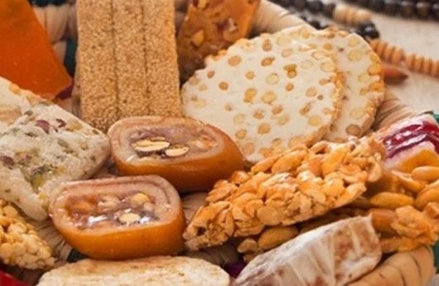 دار الإفتاء: شراء الحلوى في المولد النبوي جائز شرعًا ويعد تعبيرًا عن حب النبي