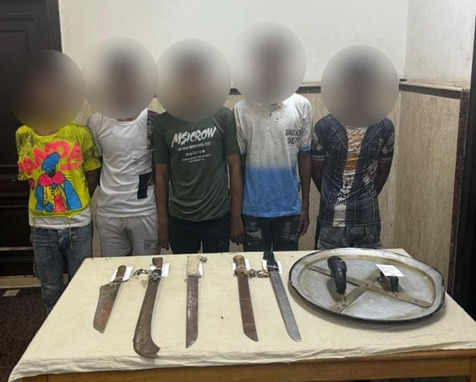 ضبط 5 أشخاص لوّحوا بأسلحة بيضاء في أحد شوارع الإسكندرية بسبب خلاف على أولوية المرور