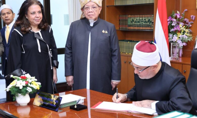 مفتي الجمهورية يلتقي شيخ الإسلام في تايلاند ويجتمع بأعضاء هيئة كبار العلماء على هامش زيارته للبلاد