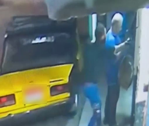الداخلية: القبض على المتهمين بسرقة مسن من أمام ماكينة صراف آلي بالإسكندرية الداخلية: القبض على المتهمين بسرقة مسن من أمام ماكينة صراف آلي بالإسكندرية