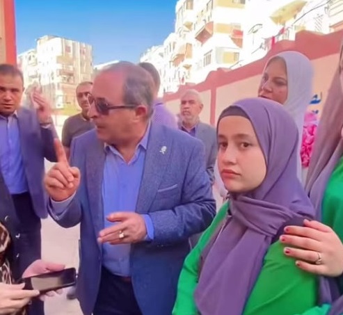 محافظ بورسعيد وفتيات الخبز.. مخالفات بالجملة وإحالة مسؤولين للنيابة بسبب 3 طالبات