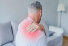 هل طقطقة الكتف خطيرة؟ خبيرة علاج طبيعي تجيب