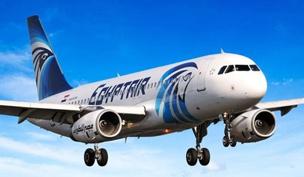 عمرو أديب: لماذا لا تنافس مصر للطيران نظيرتيها التركية والإثيوبية؟.. ووزير الطيران يرد: “لا.. مش للدرجة دي”