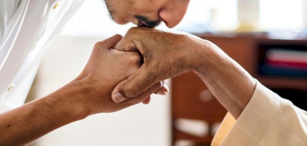 مفتي الجمهورية يوضح حكم تقبيل يد العلماء والصالحين والوالدين وكبار السن