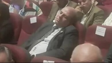 غفوة بداية العام.. ما علاقة “الترامسة” بصورة وكيل التعليم بقنا نائمًا؟