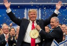 نتنياهو يدغدغ مشاعر ترامب بصورة جائزة نوبل نتنياهو يدغدغ مشاعر ترامب بصورة جائزة نوبل