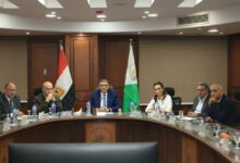 محافظ الجيزة يشهد إجراء القرعة الإلكترونية لـ 1700 مدفن جاهز بطريق الفيوم