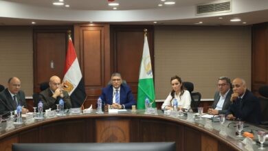 محافظ الجيزة يشهد إجراء القرعة الإلكترونية لـ 1700 مدفن جاهز بطريق الفيوم