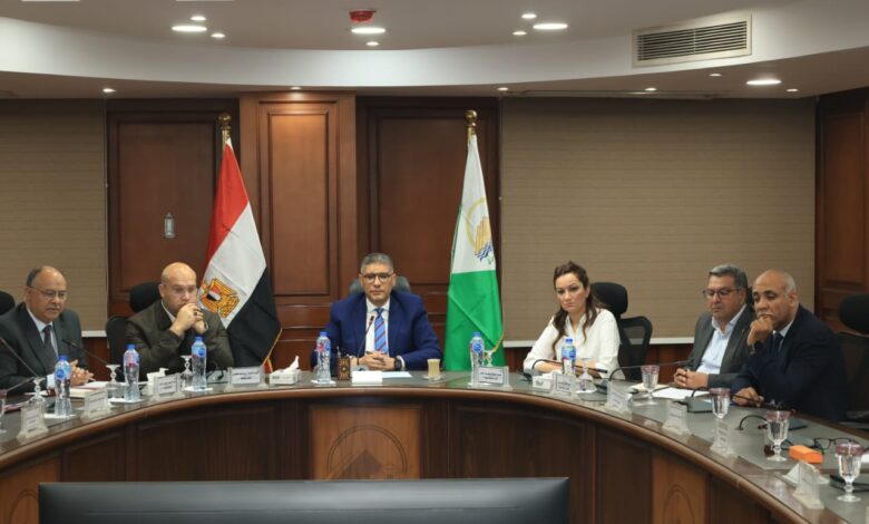 محافظ الجيزة يشهد إجراء القرعة الإلكترونية لـ 1700 مدفن جاهز بطريق الفيوم محافظ الجيزة يشهد إجراء القرعة الإلكترونية لـ 1700 مدفن جاهز بطريق الفيوم