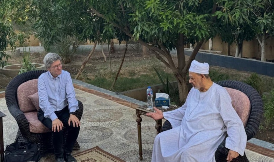 شيخ الأزهر يستقبل المفكر جيفري ساكس بمنزله في الأقصر