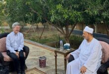 قعدة عرب.. شيخ الأزهر يستقبل المفكر جيفري ساكس بمنزله في الأقصر