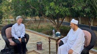 قعدة عرب.. شيخ الأزهر يستقبل المفكر جيفري ساكس بمنزله في الأقصر