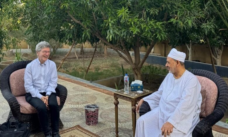 قعدة عرب.. شيخ الأزهر يستقبل المفكر جيفري ساكس بمنزله في الأقصر
