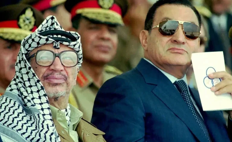 لغز وفاة ياسر عرفات والرواية المكذوبة عن مبارك.. مرافق أبو عمار يخرج عن صمته