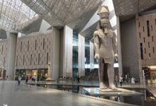 كسور وتسرب مياه.. السياحة تعلق على تلف أرضيات المتحف المصري الكبير