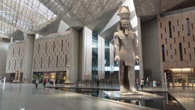 كسور وتسرب مياه.. السياحة تعلق على تلف أرضيات المتحف المصري الكبير