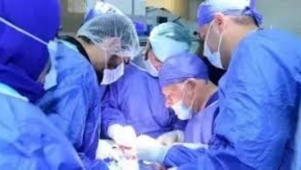 نجاح جراحة دقيقة لطفلة 7 سنوات بمستشفى المنصورة التخصصي